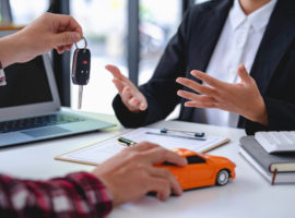 Insurance officers hand over the car keys after the tenant. have signed an auto insurance document or a lease or agreement document Buying or selling a new or used car with a car