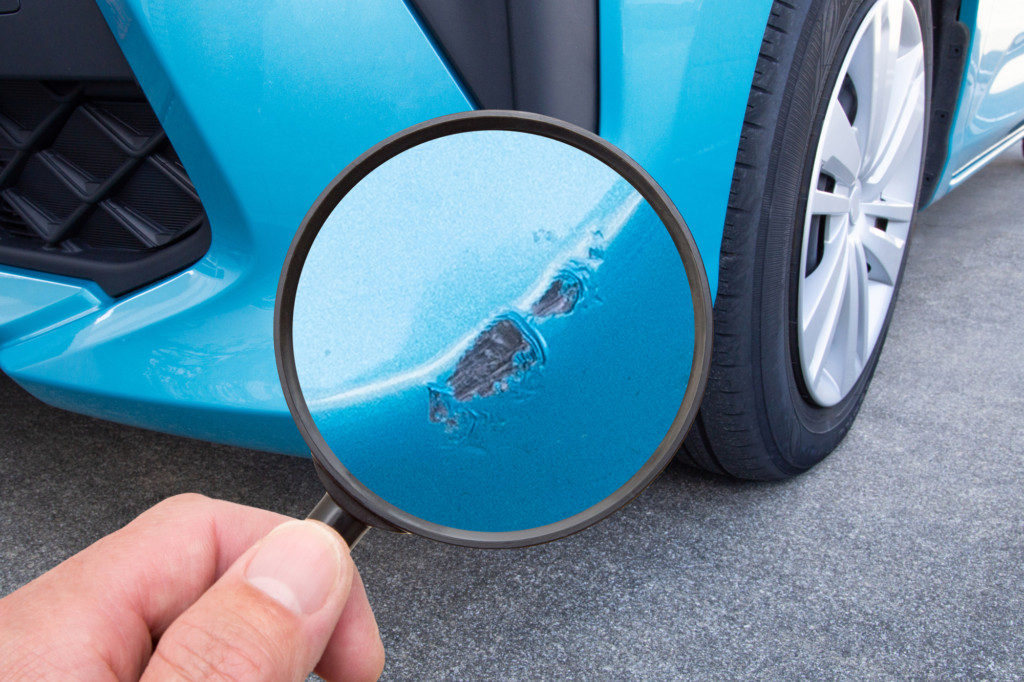 車の傷を修理するといくらかかる？値段の目安と依頼先の違い