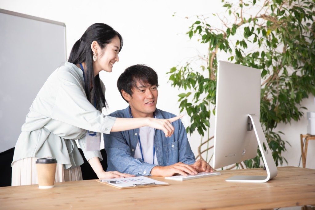 車の買い替えについて自宅で相談する夫婦